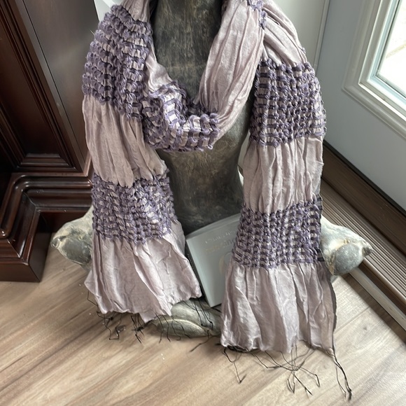 Lavender fringed scarf - Picture 2 of 11